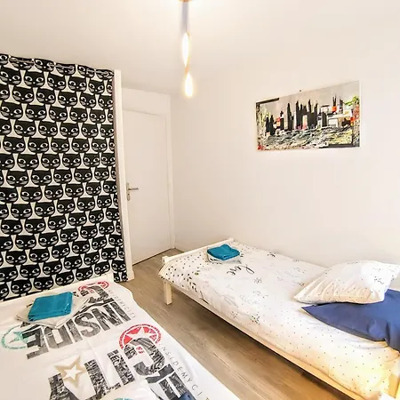 Halte, Proche Notre-dame *