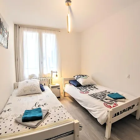 Halte, Proche Notre-dame *